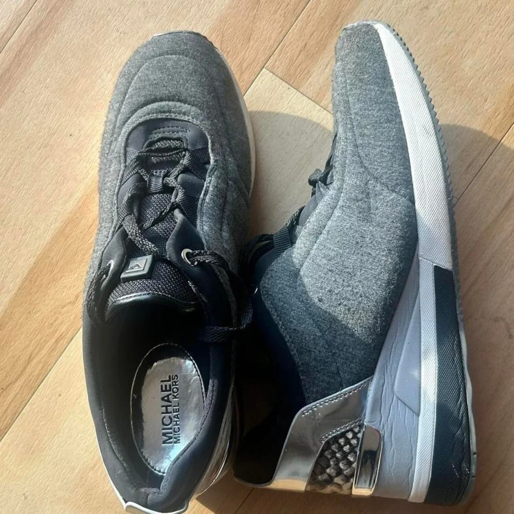 Michael Kors women's 9.5 black‎ silver animal print